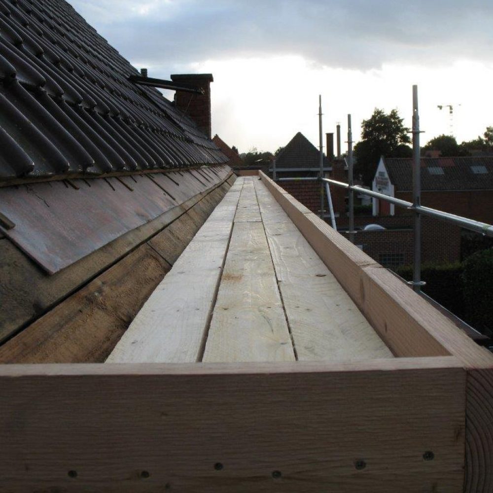 Nieuwe goot in hout door dakwerker Eddy Verhelle